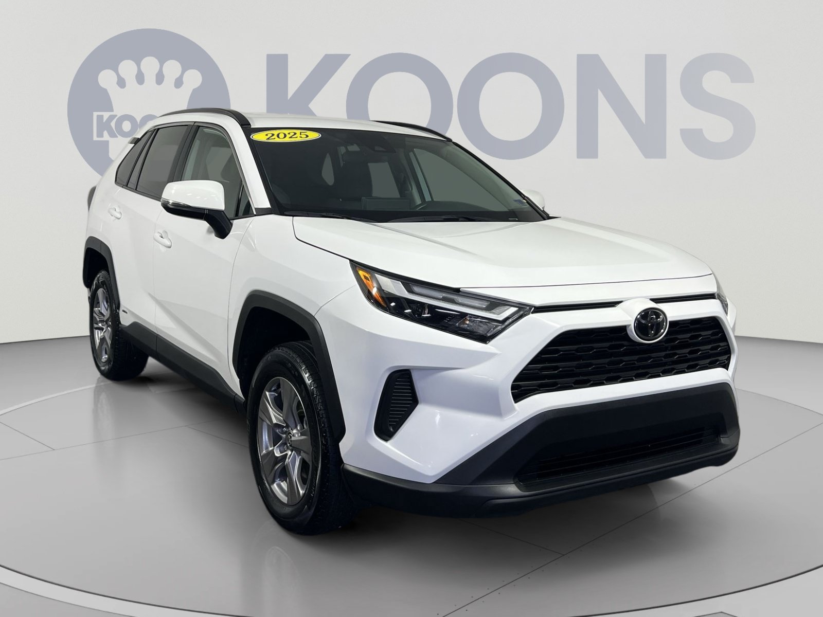 Used 2025 Toyota RAV4 XLE AWD/4WD image 2