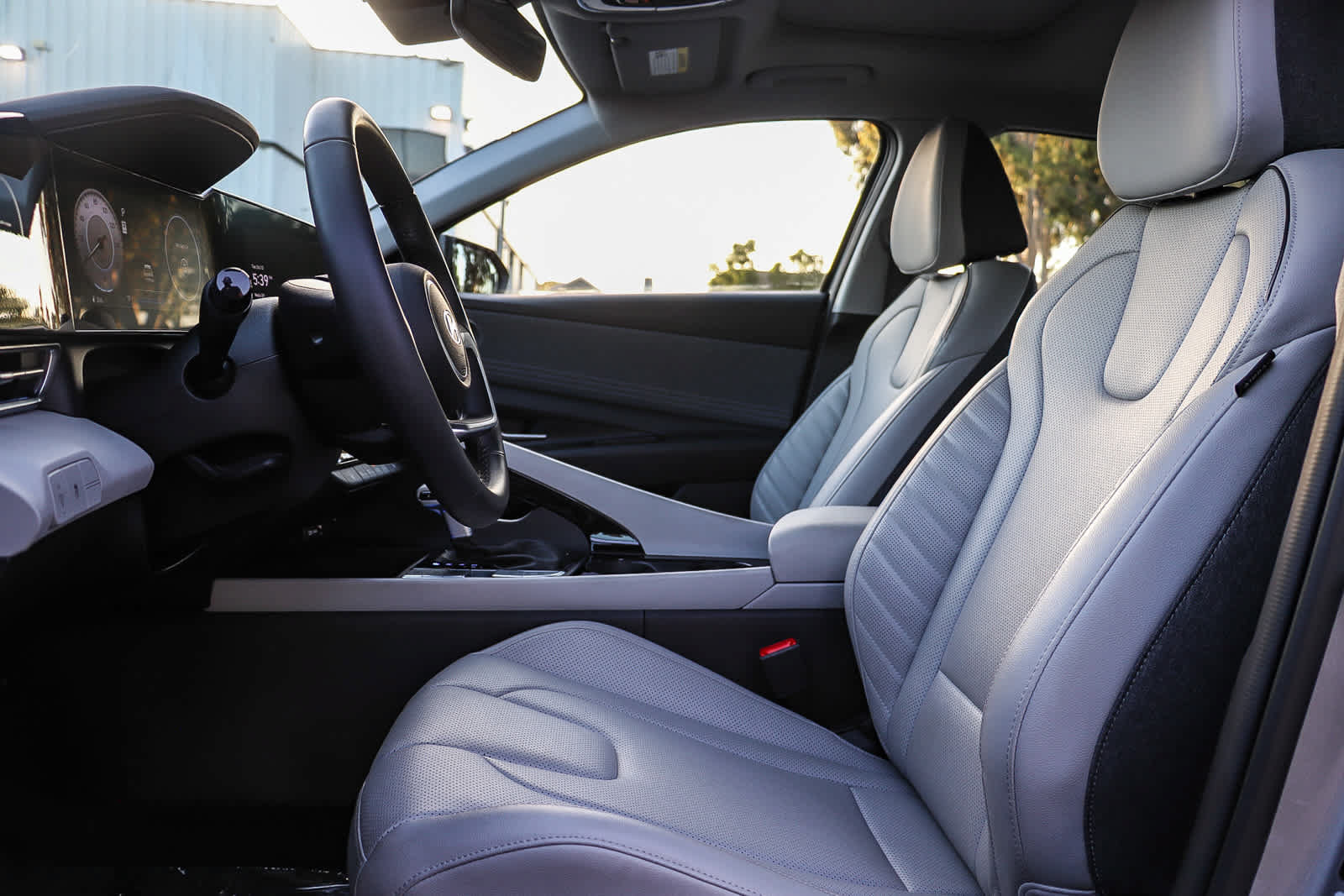 Certified 2025 Hyundai Elantra Limited FWD image 18