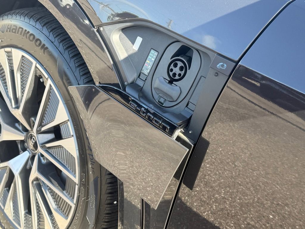 Used 2024 Audi Q8 e-tron Premium Plus w/ Premium Plus Package image 43