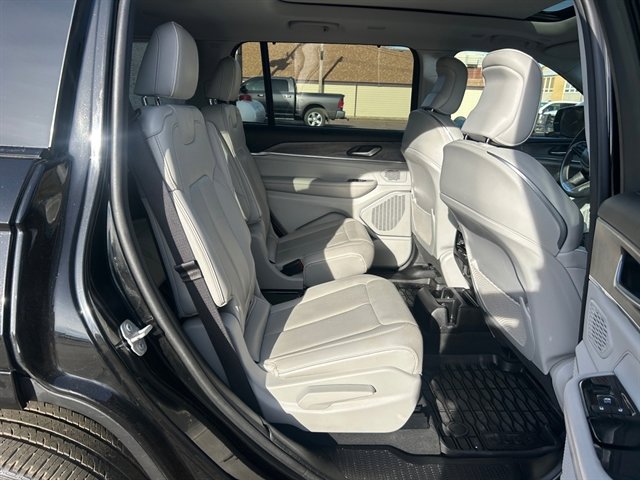 Used 2023 Jeep Grand Cherokee L Overland w/ Luxury Tech Group IV image 18