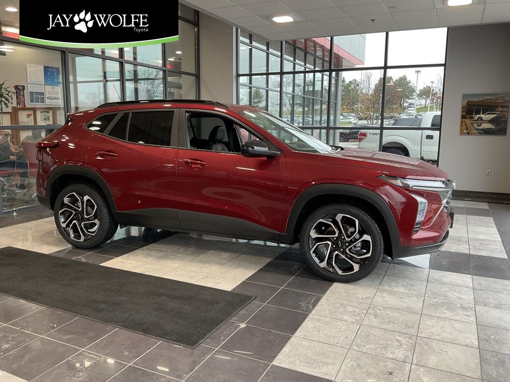 Used 2025 Chevrolet Trax RS w/ Sunroof Package image 1