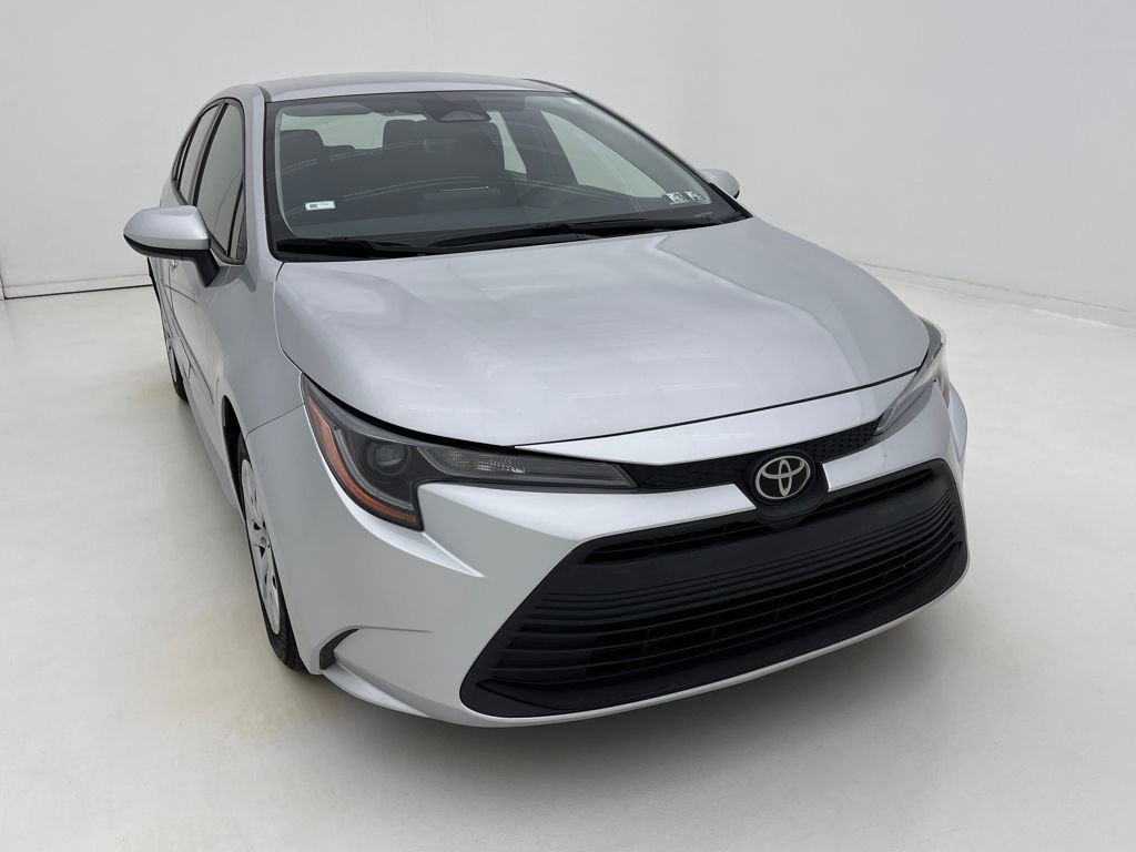 Used 2023 Toyota Corolla LE image 3