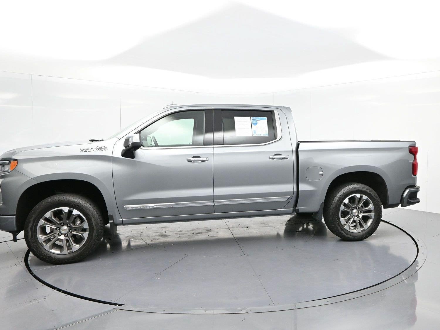 Used 2025 Chevrolet Silverado 1500 High Country w/ Technology Package AWD/4WD image 4