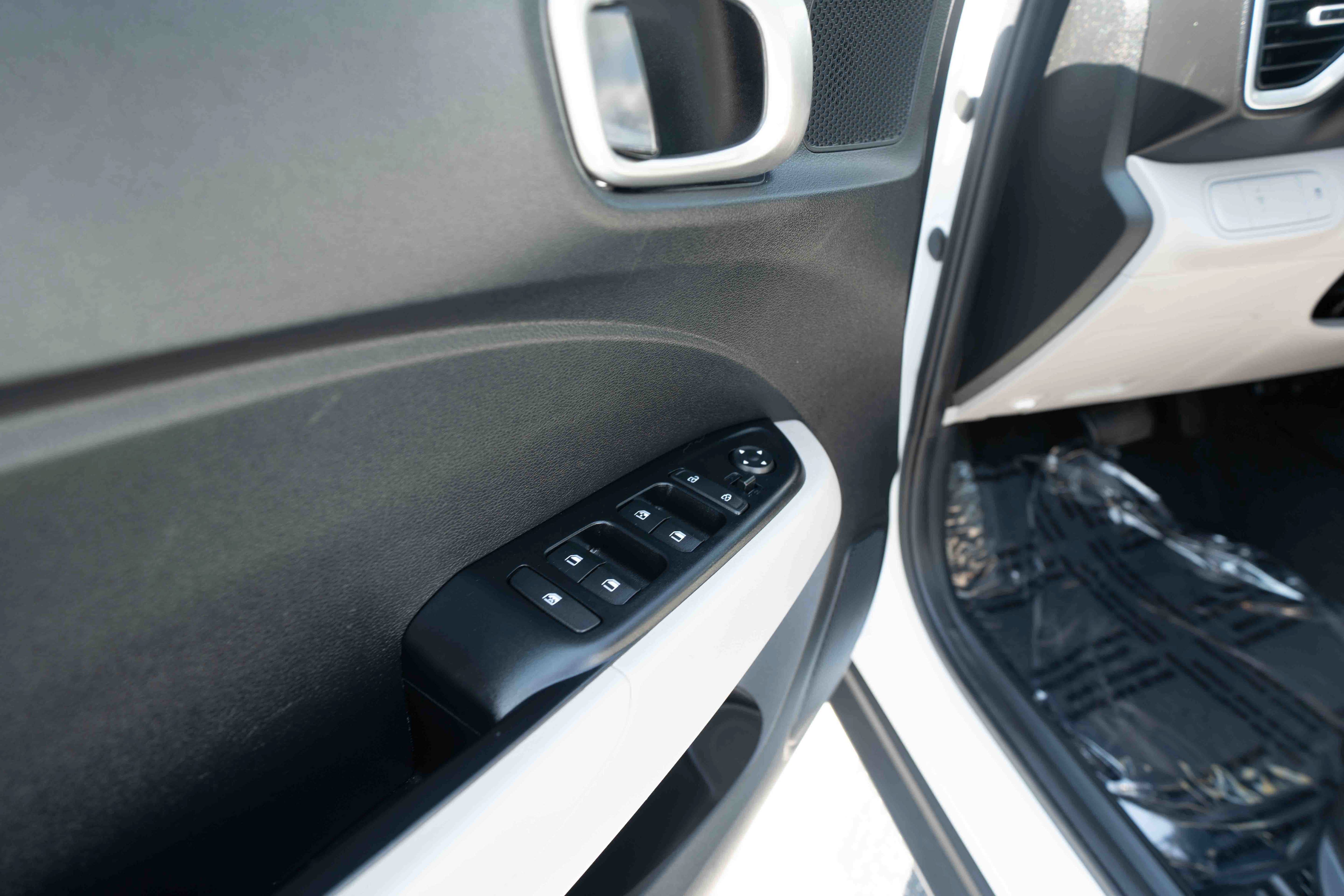 Used 2025 Hyundai Venue SEL FWD image 7