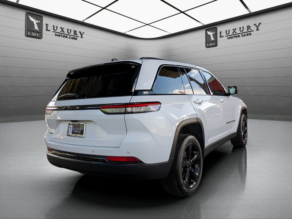 Used 2024 Jeep Grand Cherokee Altitude AWD/4WD image 8