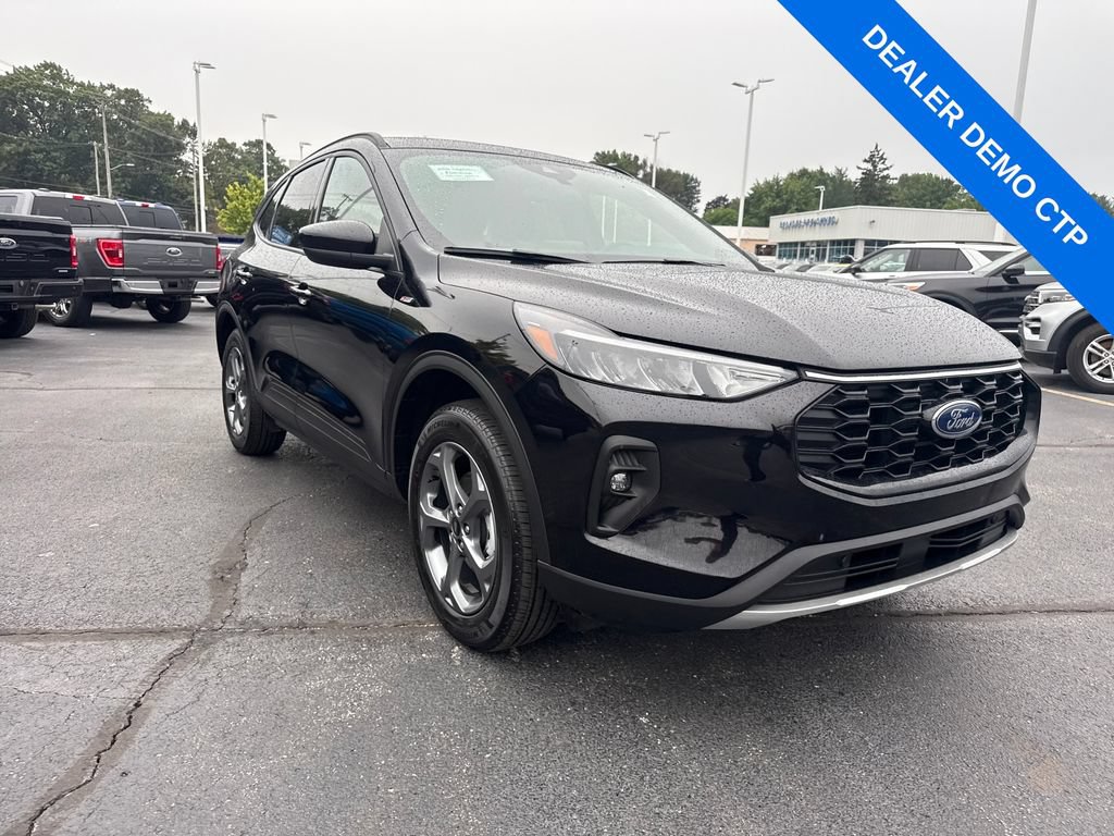 Used 2025 Ford Escape ST-Line Select AWD/4WD image 4