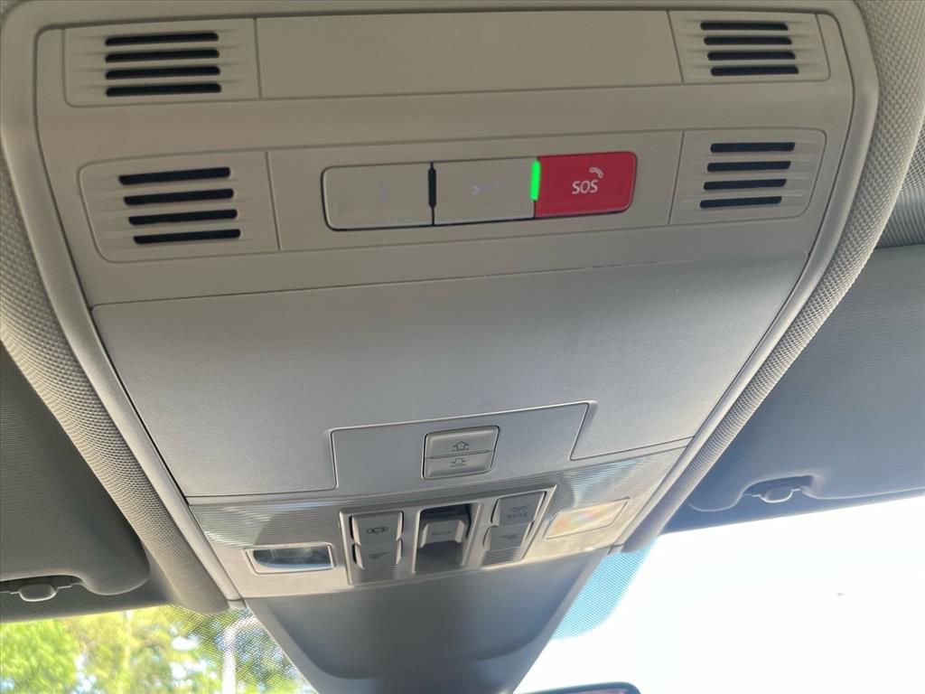 Used 2023 Volkswagen Tiguan SE w/ Panoramic Sunroof Package FWD image 16