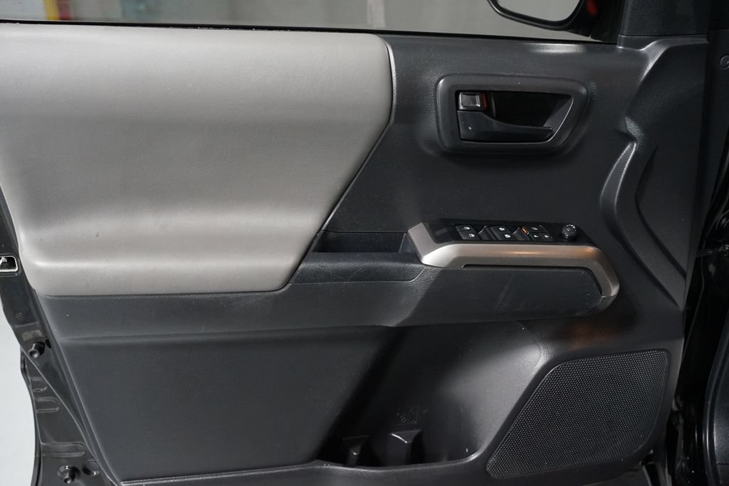Certified 2023 Toyota Tacoma SR5 AWD/4WD image 31