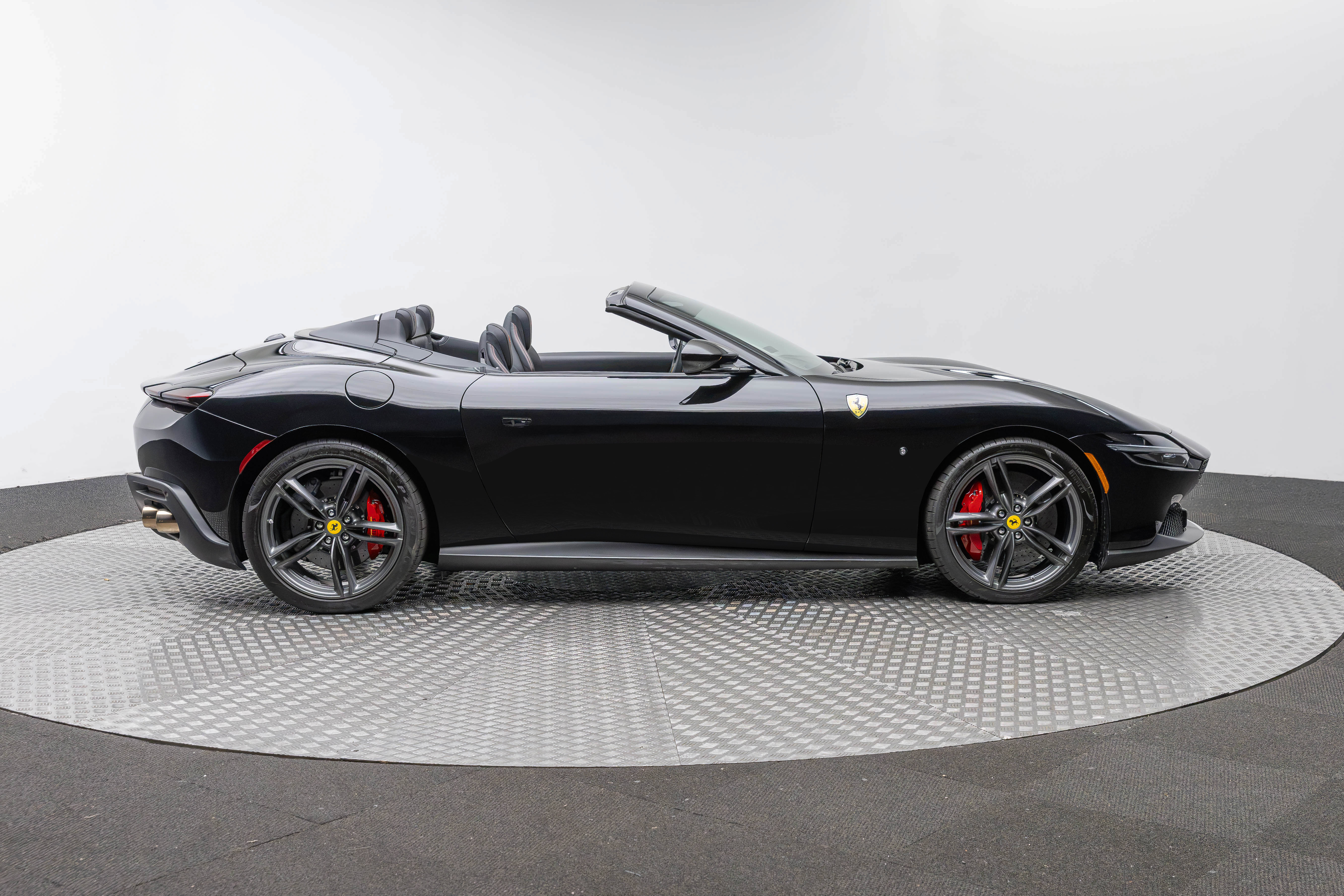 Certified 2025 Ferrari Roma Spider RWD image 9