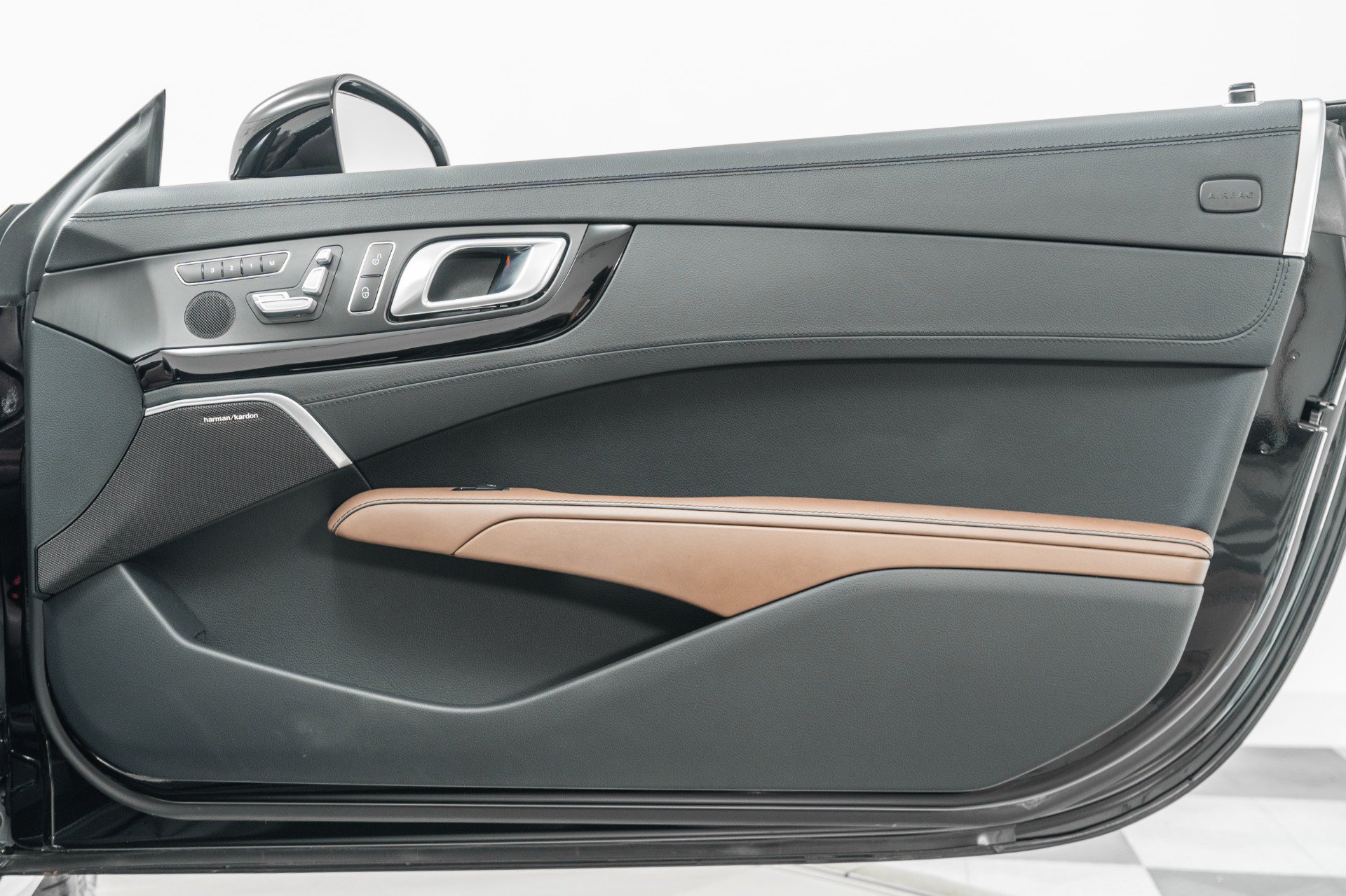 Used 2016 Mercedes-Benz SL 550 image 41