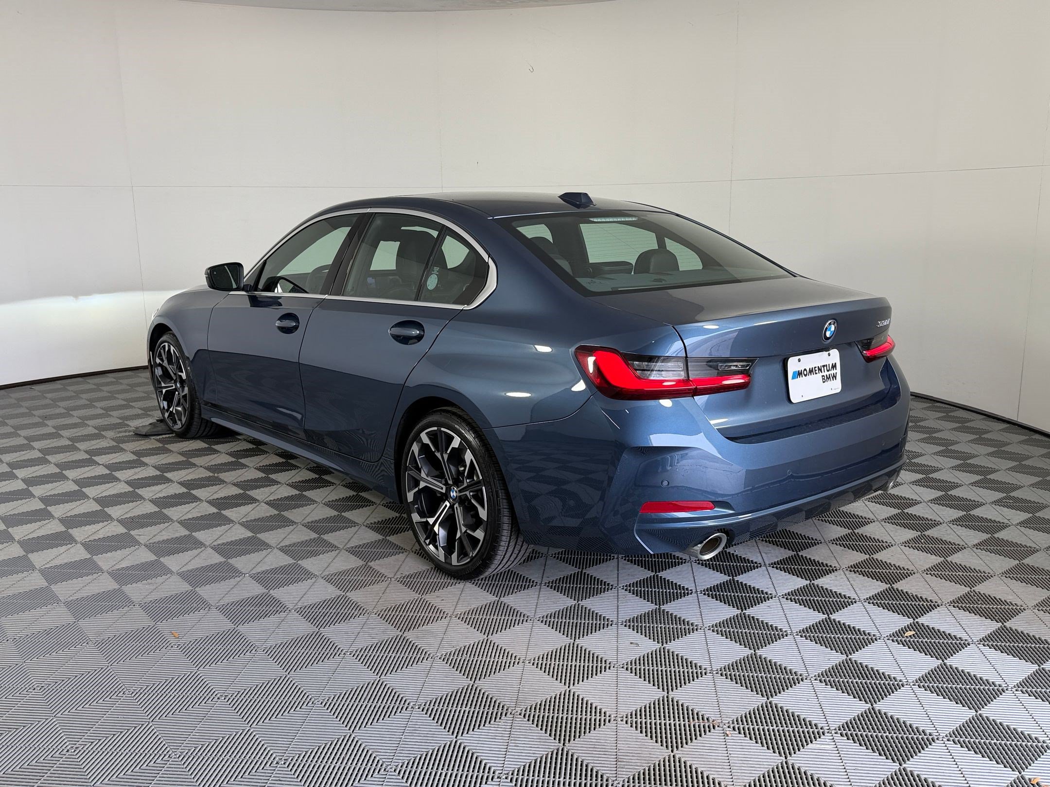 Used 2025 BMW 330i Sedan RWD image 3