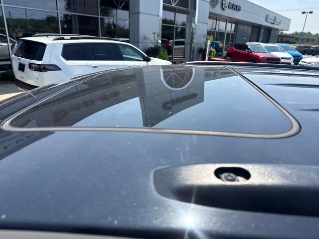 Used 2019 Jeep Grand Cherokee Altitude AWD/4WD image 10