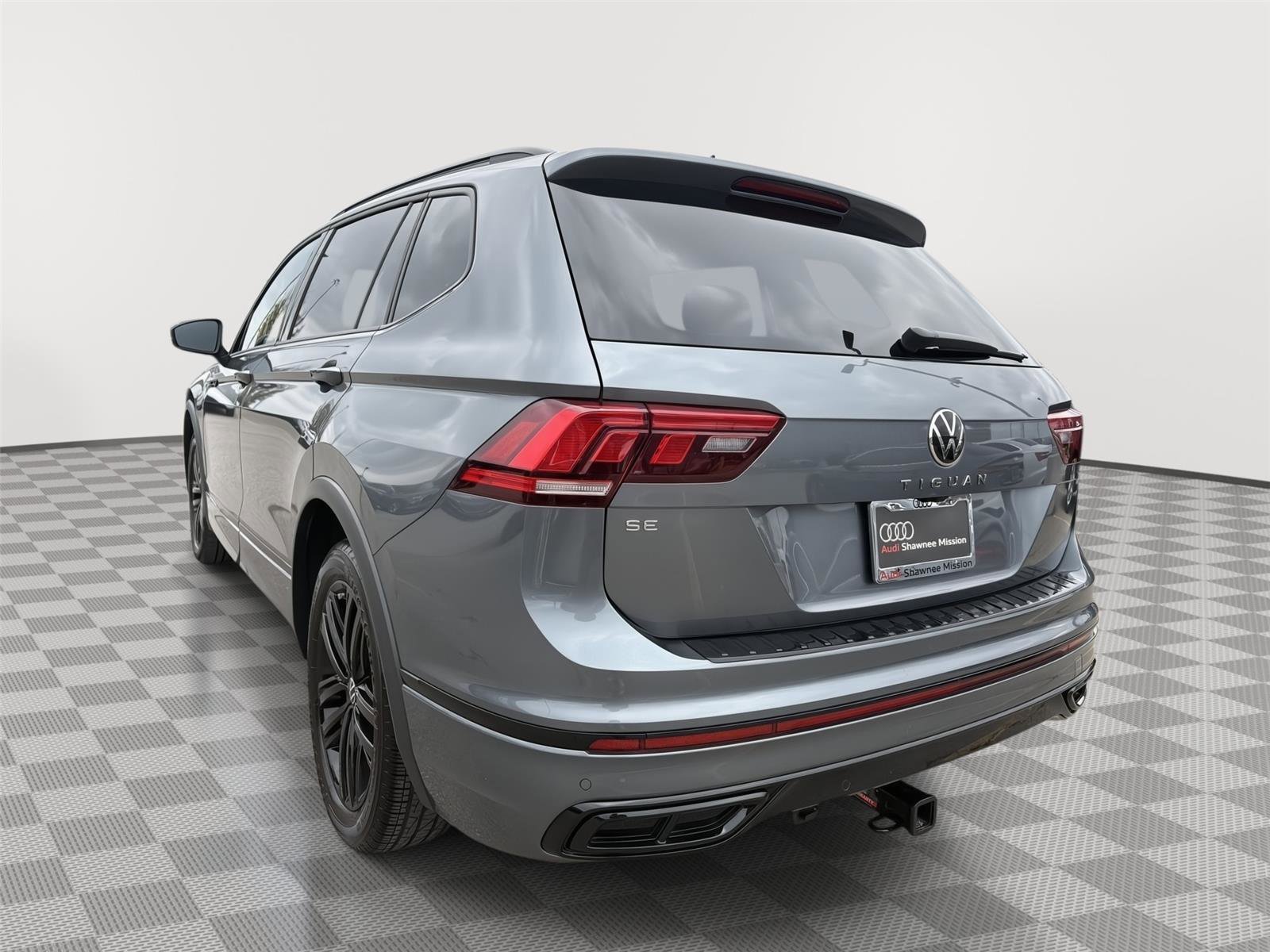 Used 2022 Volkswagen Tiguan SE R-Line FWD image 3