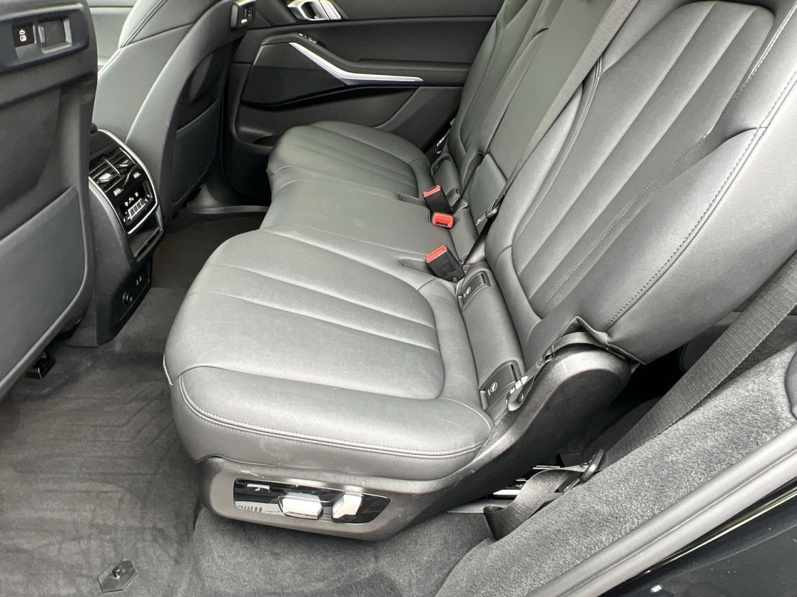 Used 2022 BMW X7 xDrive40i w/ Premium Package image 22