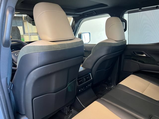 Used 2025 Lexus GX 550 w/ Accessory Package (32) AWD/4WD image 40