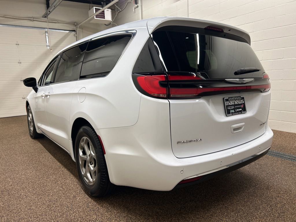 Used 2024 Chrysler Pacifica Limited w/ Uconnect Theater Family Group FWD image 4