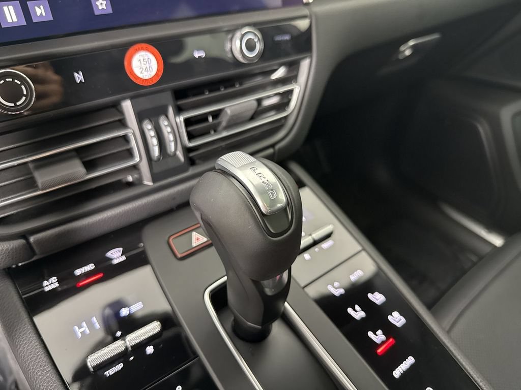 Certified 2025 Porsche Macan S AWD/4WD image 32