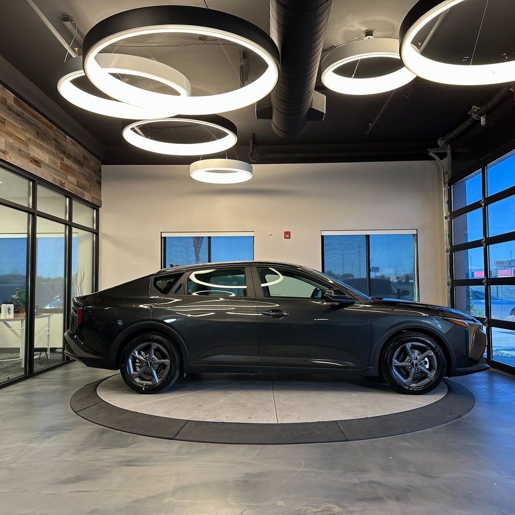 Used 2025 Kia K4 LXS image 2