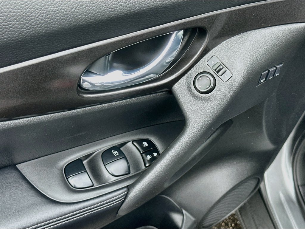 Used 2019 Nissan Rogue SV w/ Premium Package FWD image 18