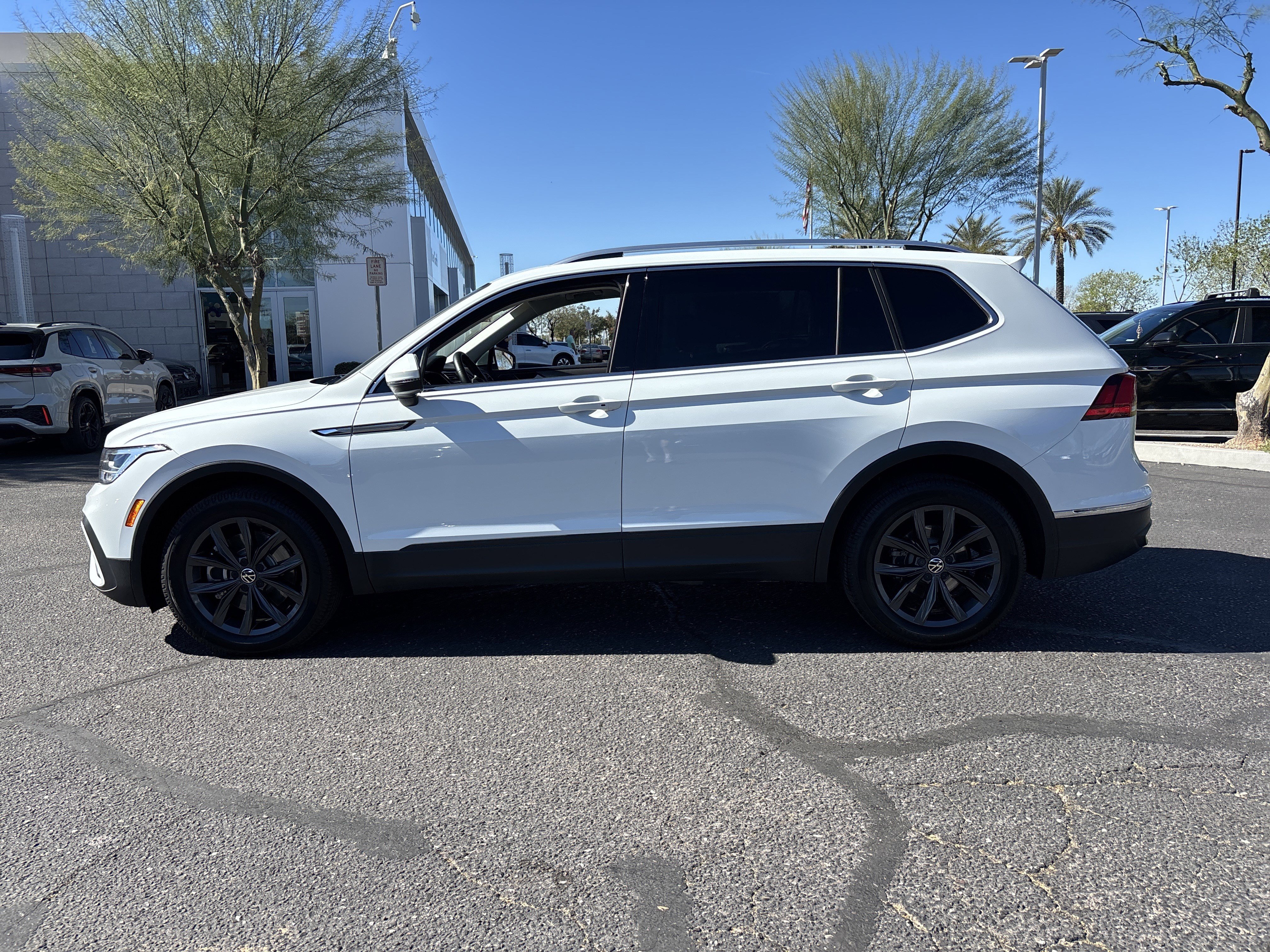 Used 2022 Volkswagen Tiguan SE image 2