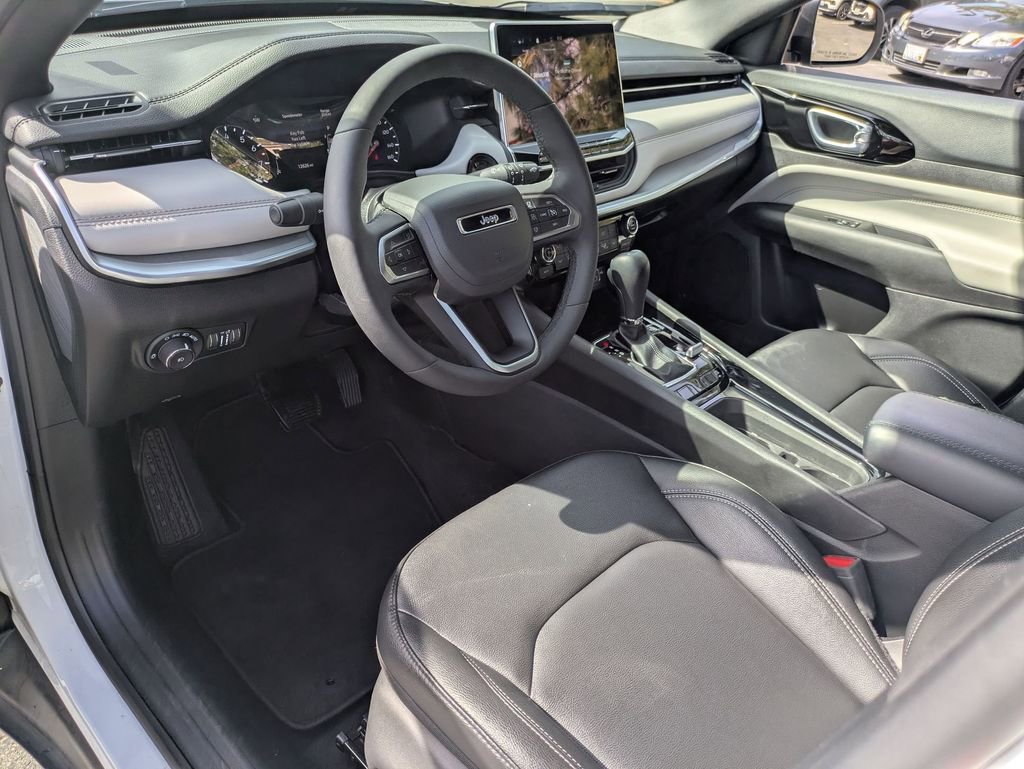Used 2025 Jeep Compass Limited image 17