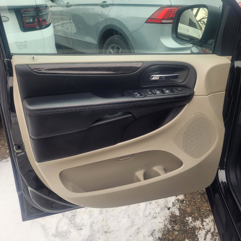 Used 2019 Dodge Grand Caravan SE w/ UConnect Hands-Free Group image 10