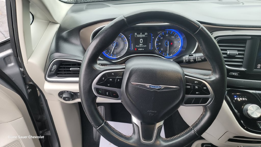 Used 2018 Chrysler Pacifica Touring-L FWD image 20