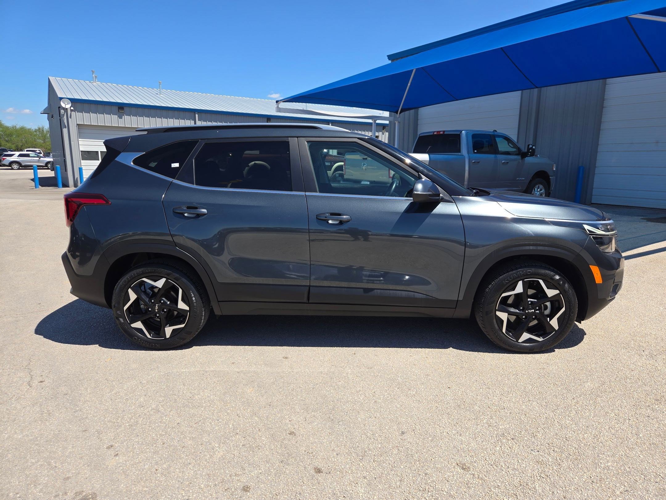 Used 2024 Kia Seltos EX FWD image 2