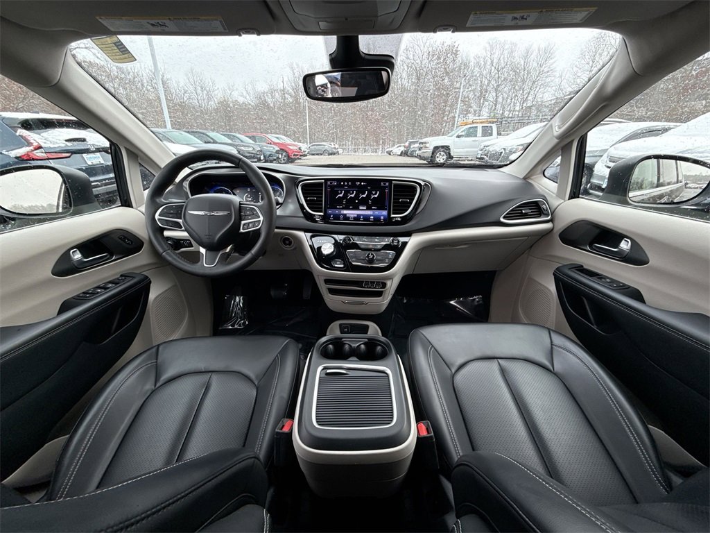 Used 2023 Chrysler Pacifica Touring-L image 21