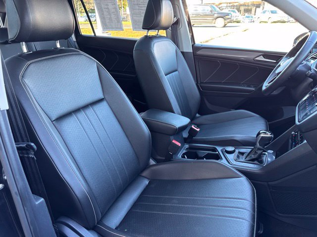 Certified 2022 Volkswagen Tiguan SE w/ Panoramic Sunroof Package AWD/4WD image 25
