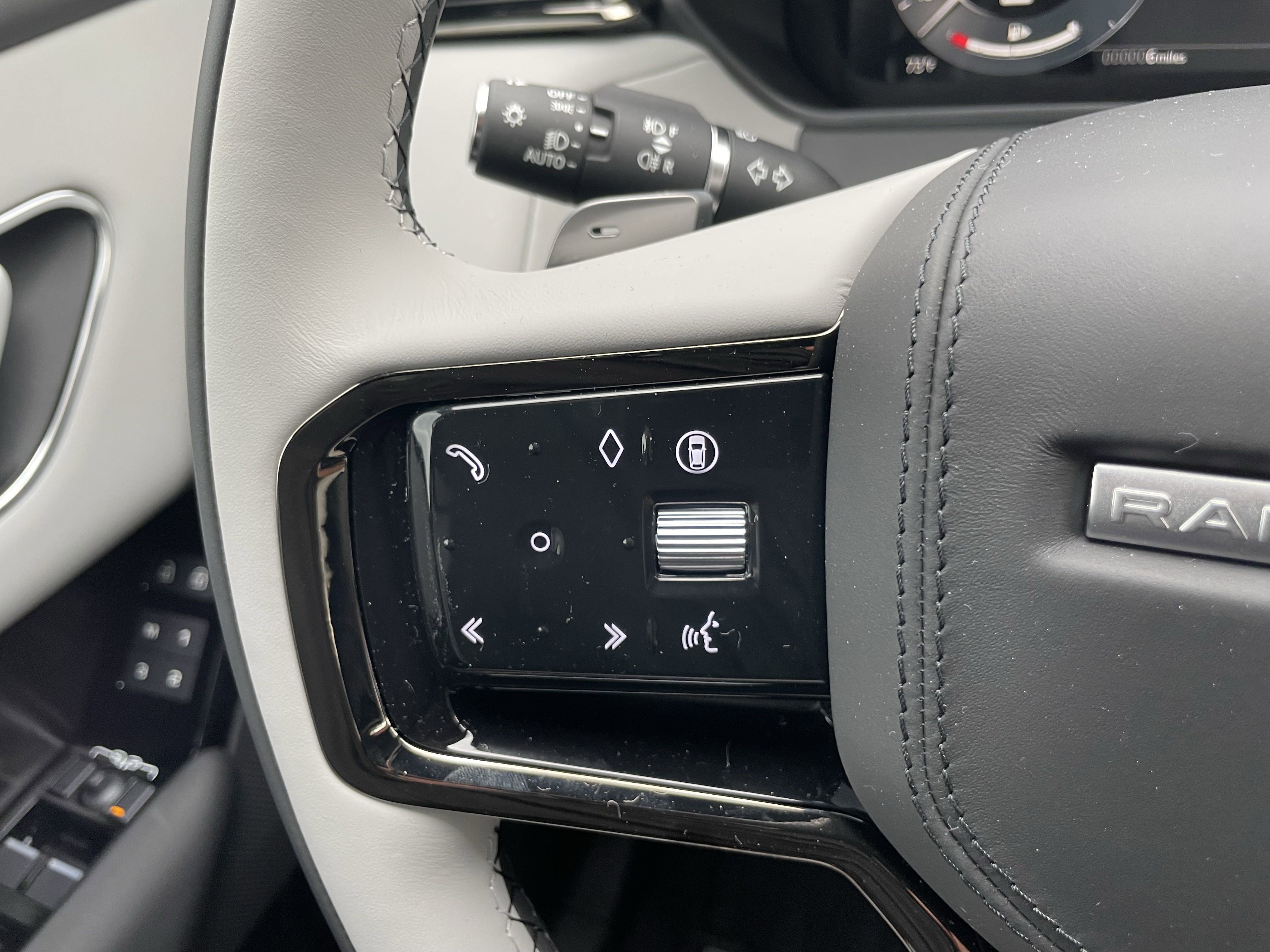 New 2026 Land Rover Range Rover Velar Dynamic SE image 23