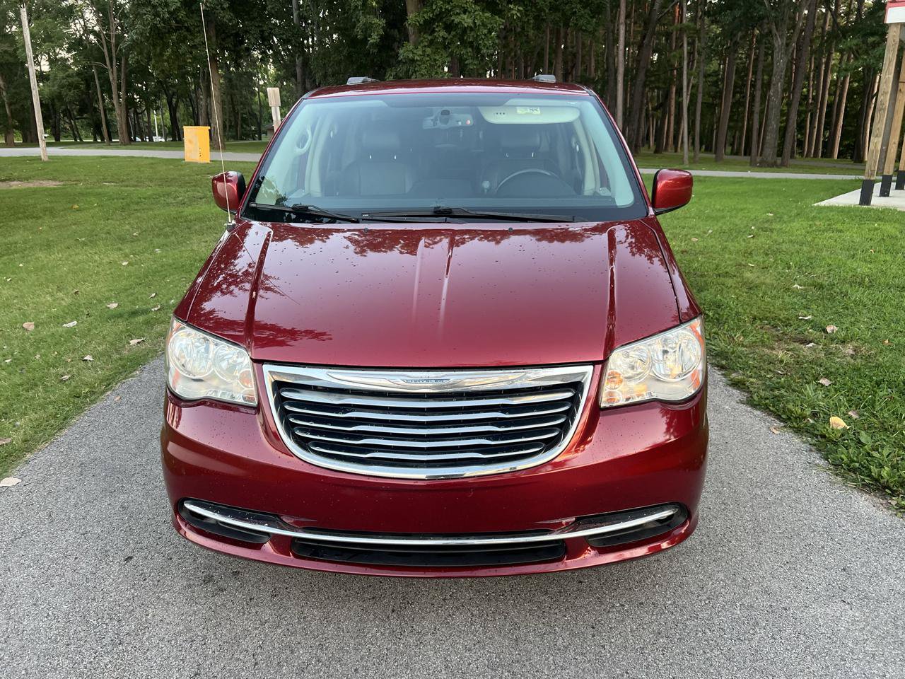 Used 2013 Chrysler Town & Country Touring FWD image 4