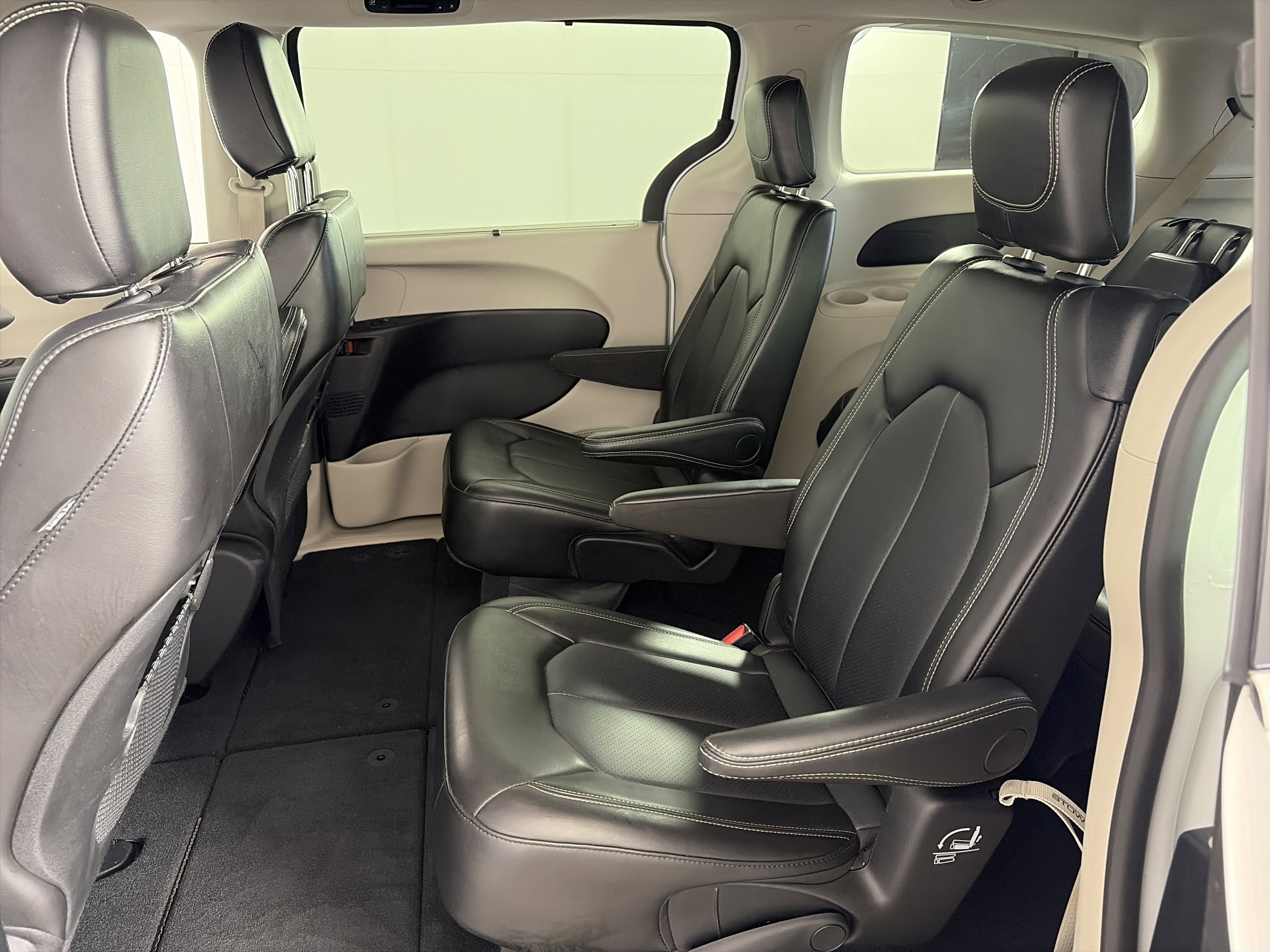 Used 2024 Chrysler Pacifica Touring-L image 7