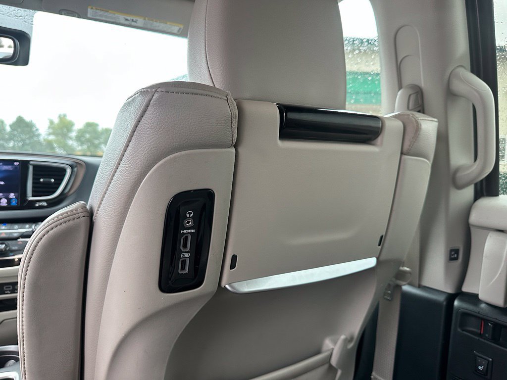 Used 2018 Chrysler Pacifica Touring-L Plus FWD image 24