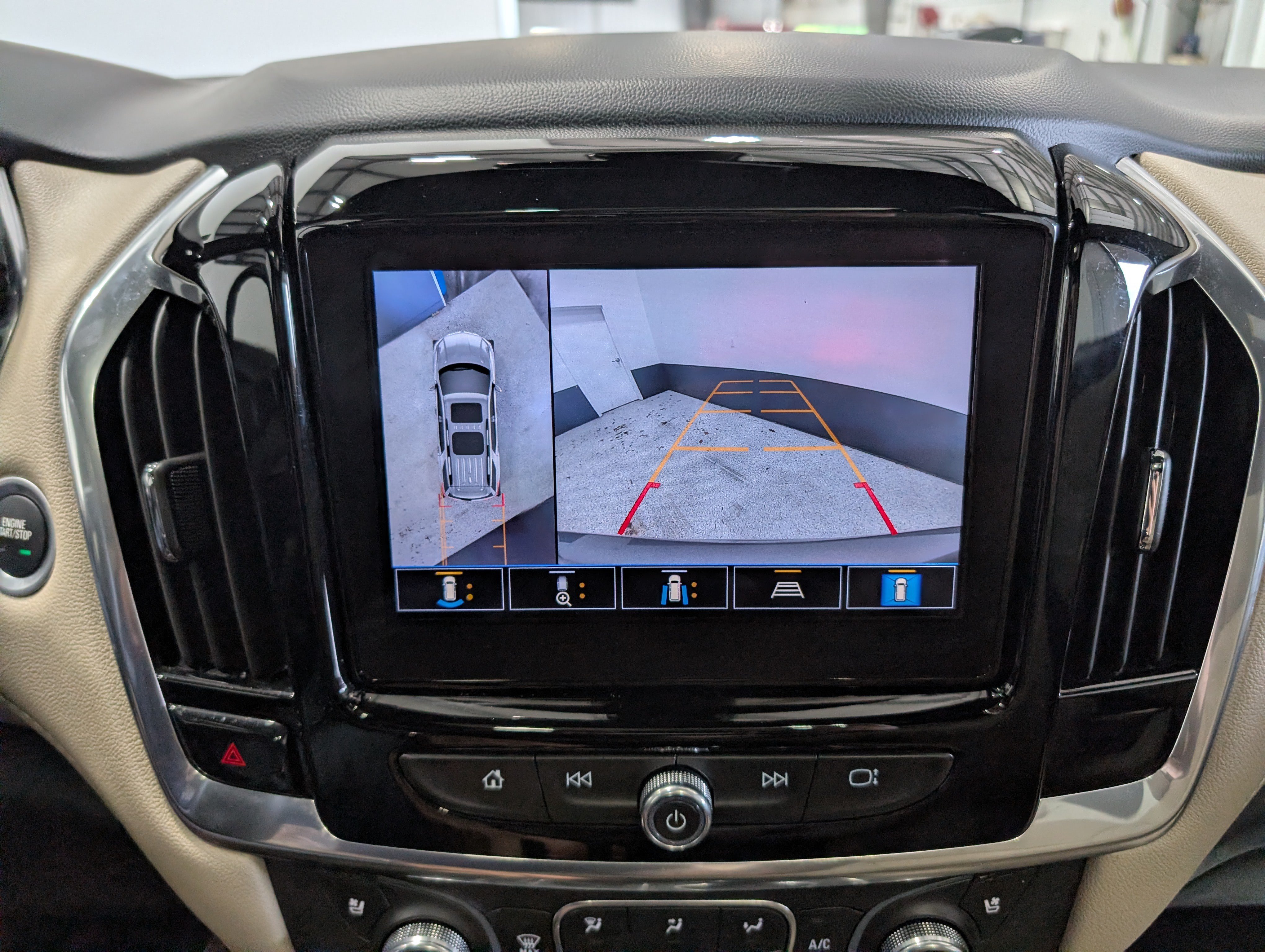Used 2023 Chevrolet Traverse Premier FWD image 28