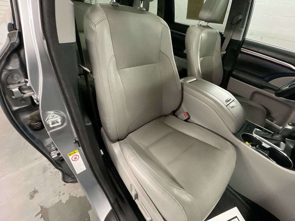Used 2014 Toyota Highlander Limited Platinum image 26