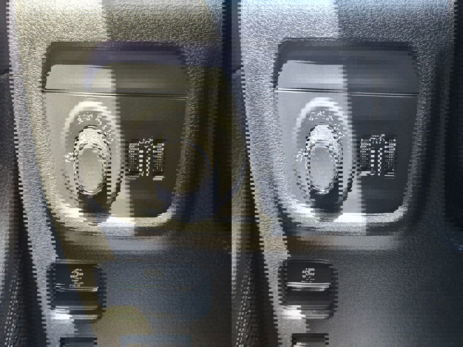 New 2025 Jeep Grand Cherokee Altitude image 23