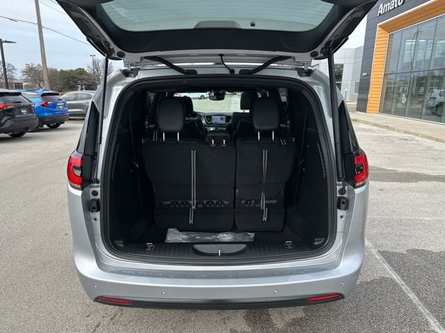 New 2026 Chrysler Pacifica Limited w/ S Appearance Package FWD image 10