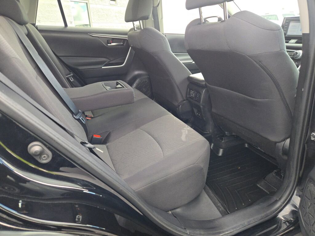 Used 2021 Toyota RAV4 XLE FWD image 9