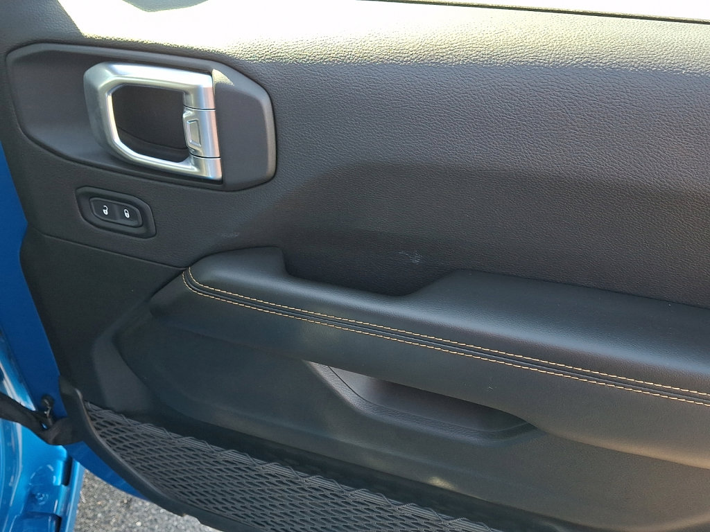 Used 2025 Jeep Wrangler Sahara image 10