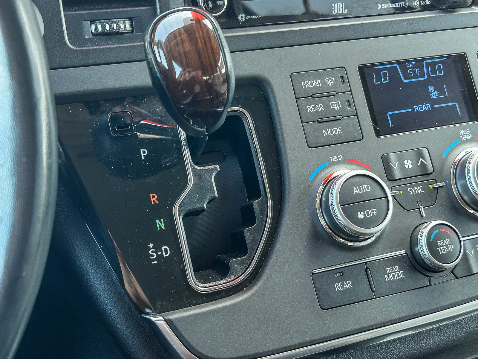 Used 2018 Toyota Sienna Limited w/ Carpet Mat Package image 20