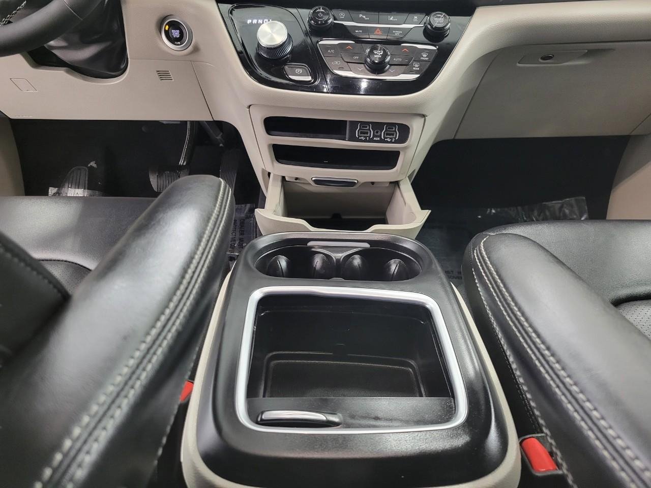 Used 2024 Chrysler Pacifica Touring-L image 16