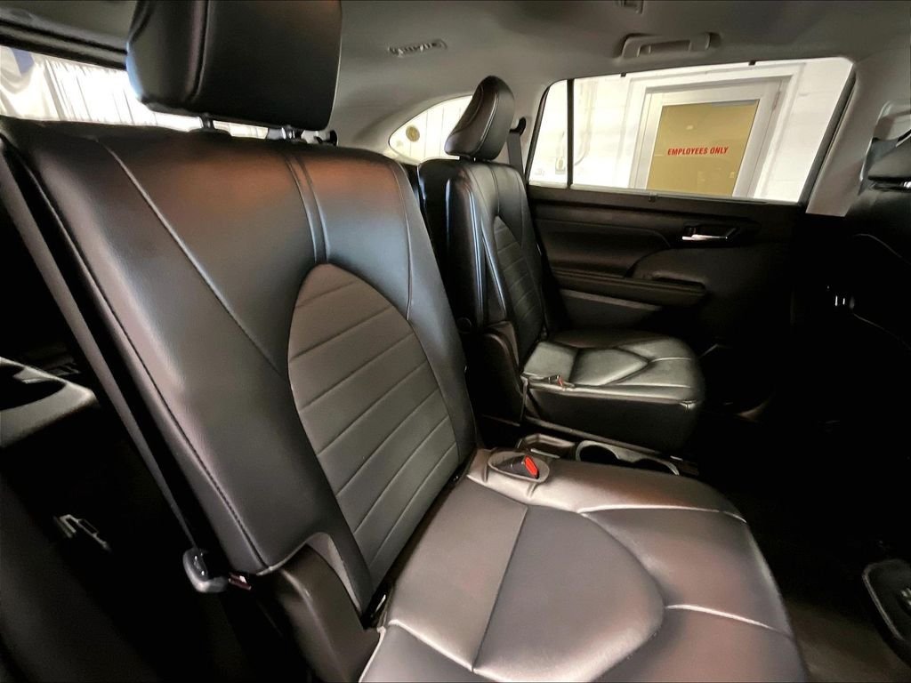 Used 2023 Toyota Highlander XLE AWD/4WD image 16