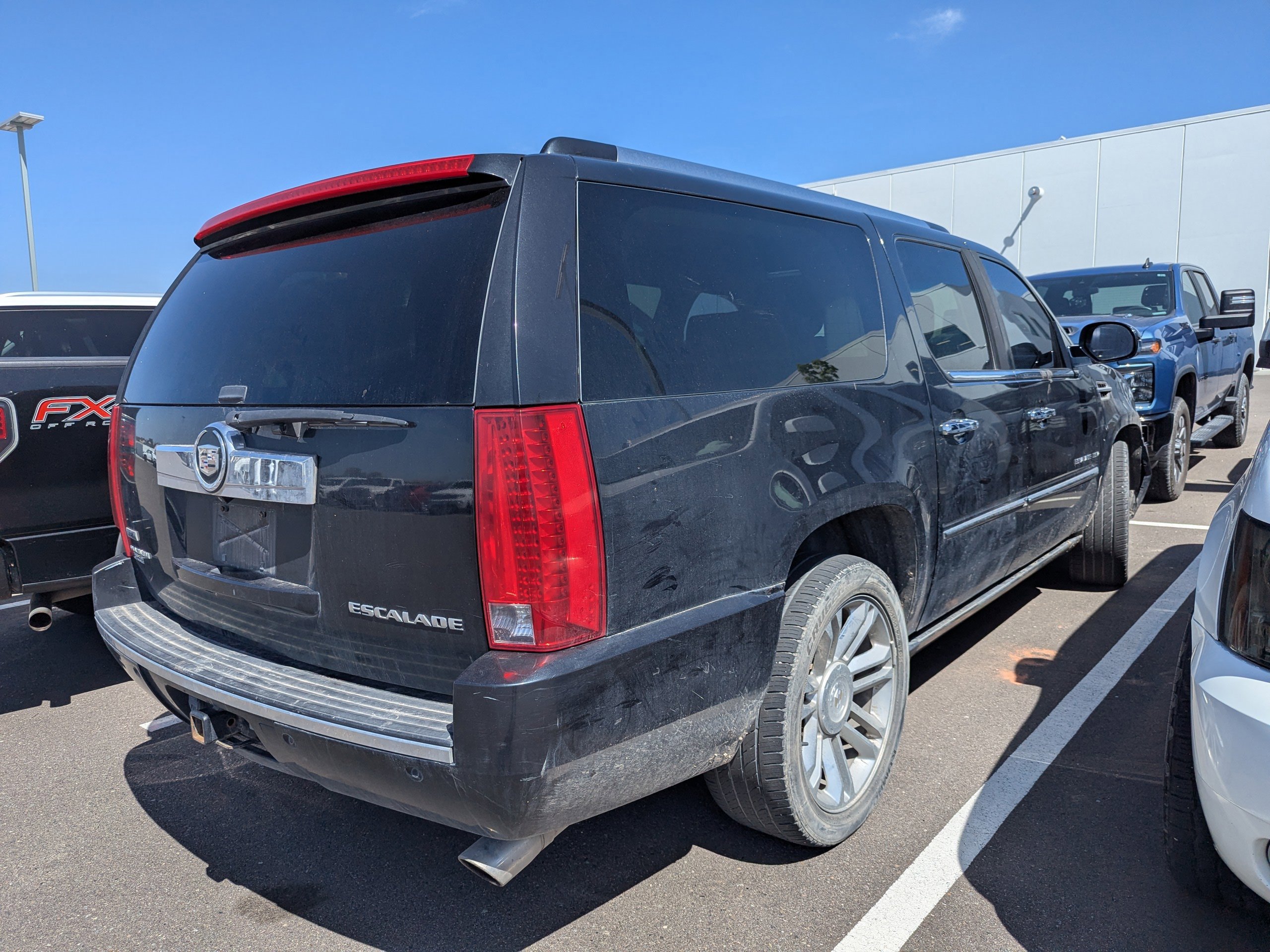 Used 2011 Cadillac Escalade ESV Platinum AWD/4WD image 4