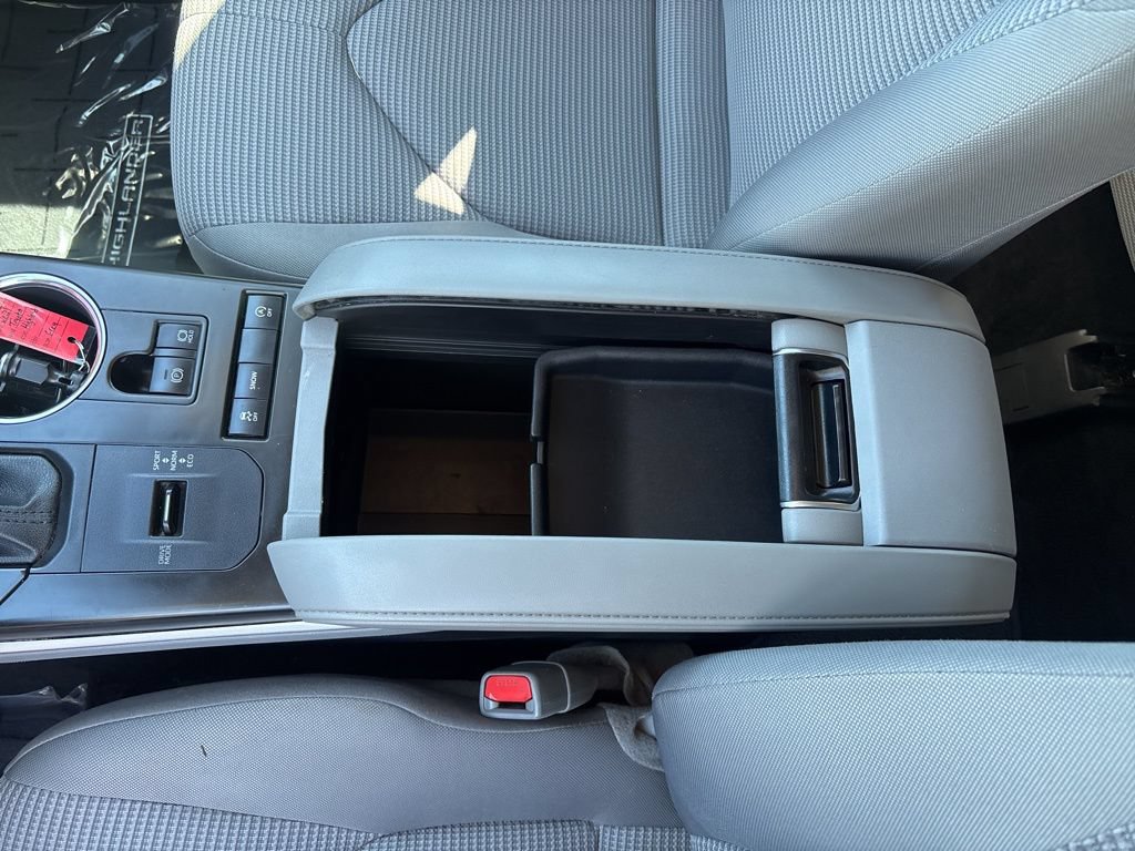 Used 2021 Toyota Highlander LE FWD image 36