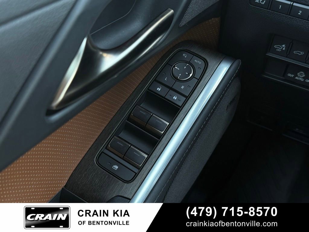Used 2025 Lexus GX 550 w/ Accessory Package (2T) AWD/4WD image 17