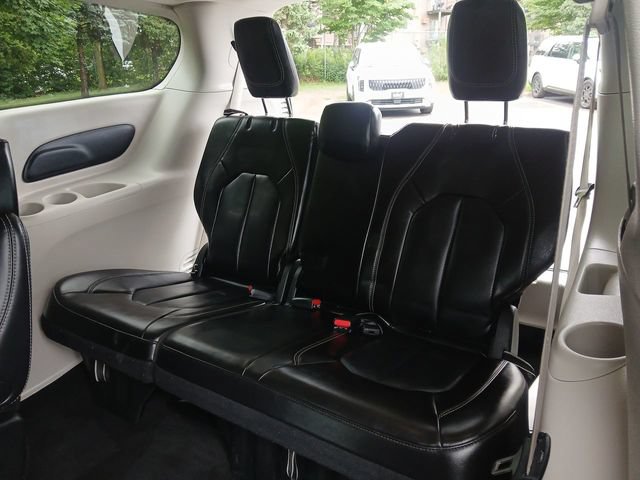 Used 2023 Chrysler Pacifica Touring-L FWD image 23