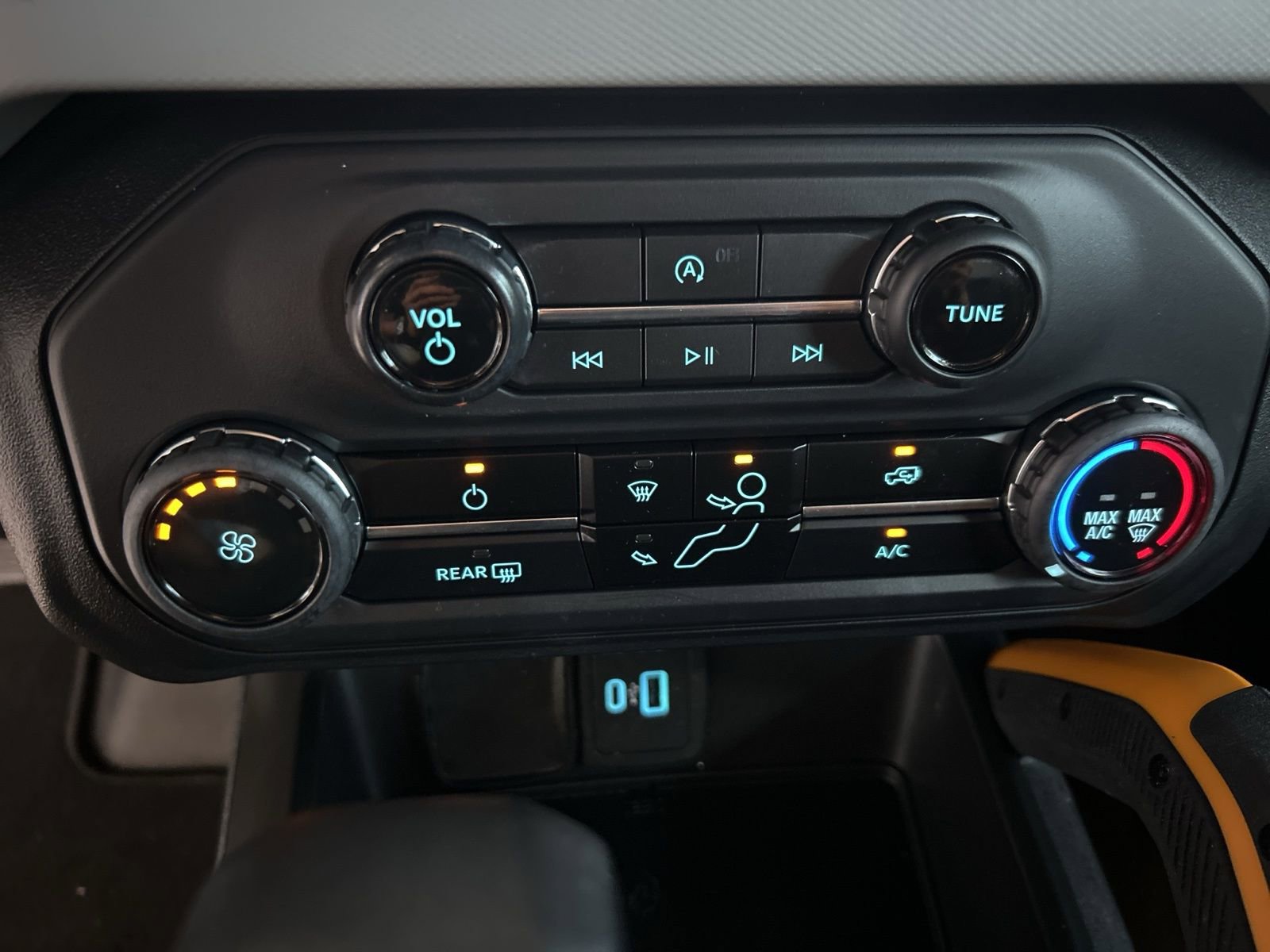 Used 2023 Ford Bronco Badlands image 27