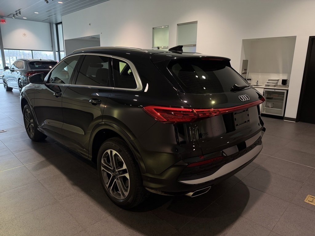 Used 2025 Audi Q5 Premium w/ Convenience Package image 3