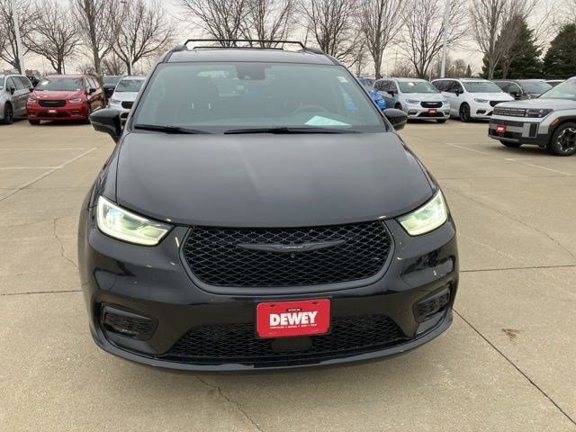 Certified 2022 Chrysler Pacifica Limited w/ S Appearance Package image 2